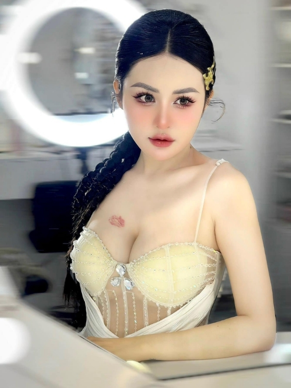 Gương mặt kiêu sa cùng dáng gợi cảm