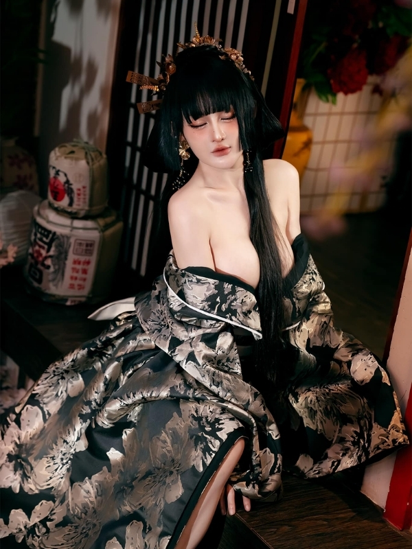 Sắc vóc gợi cảm trong bộ váy ôm sát