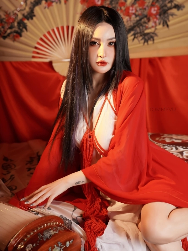 Áo đỏ quyến rũ như ngọn lửa tình yêu