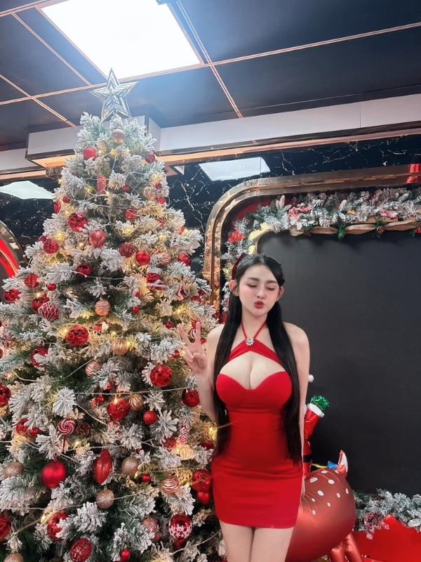 Đẹp lộng lẫy bên cây thông Noel