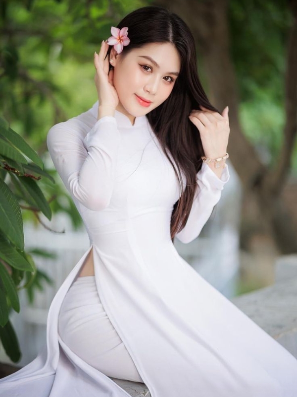 Gái xinh khoe dáng với áo dài mông to