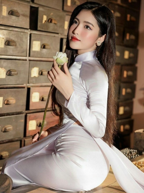 Áo dài trắng tôn dáng mông cong