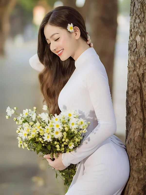 Áo dài mông to bên hoa cúc trắng