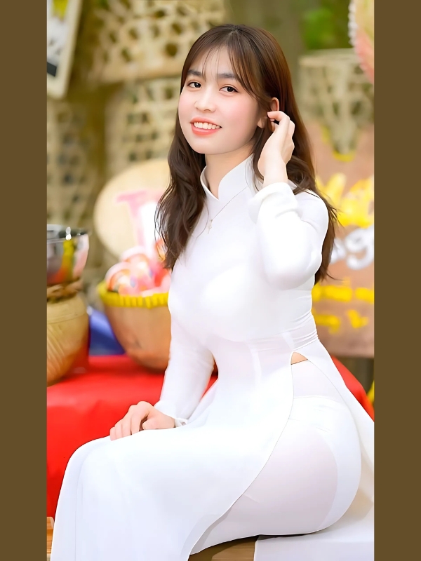 Áo dài mông to nổi bật giữa phố đông