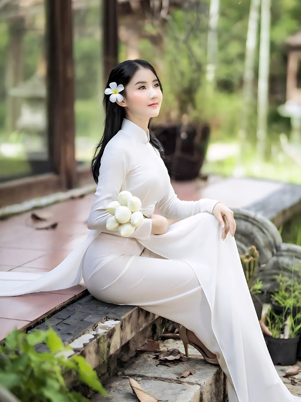 Thiếu nữ áo dài mông to bên hoa sen