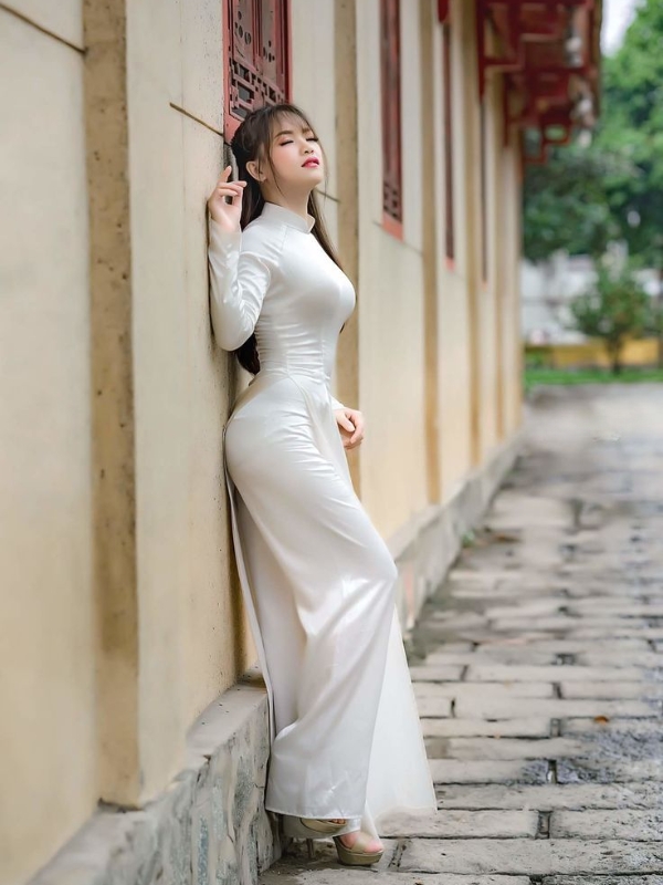 Gái xinh tạo dáng với áo dài mông to