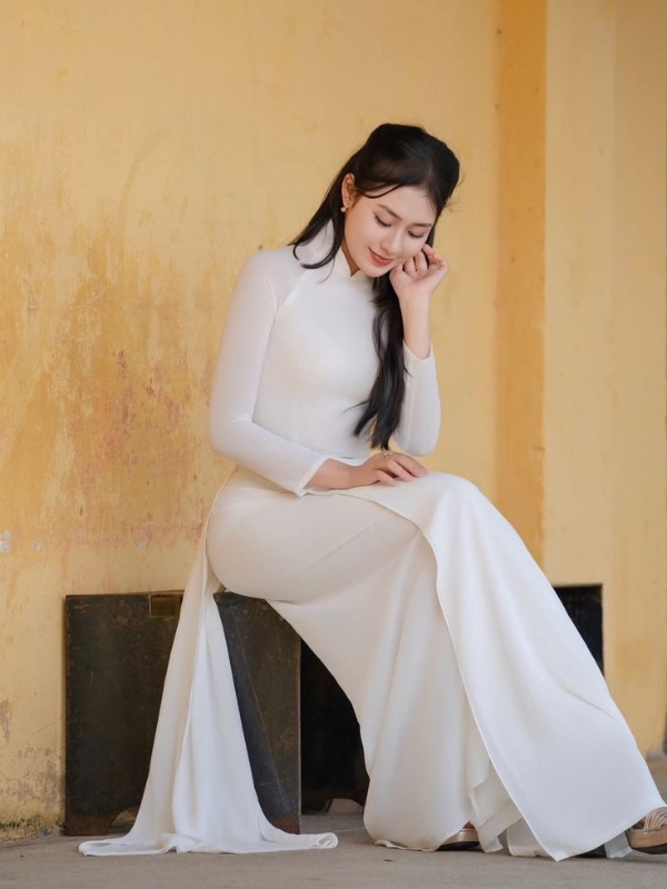 Thiếu nữ e ấp trong tà áo dài mông to