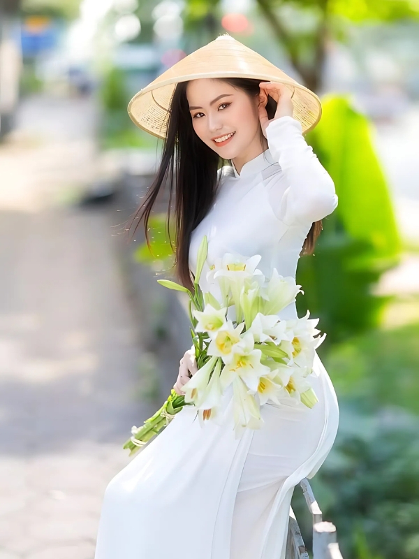 Áo dài mông to thướt tha giữa vườn