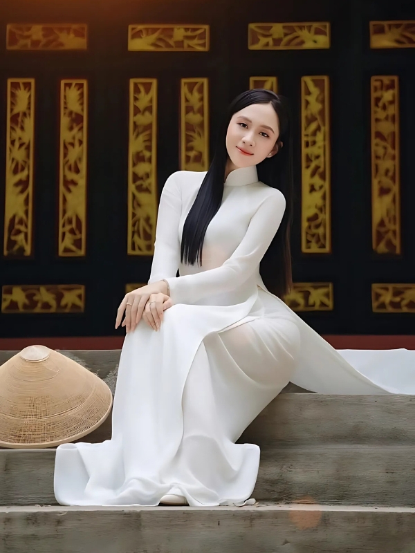 Áo dài trắng mông to trước cửa đình xưa