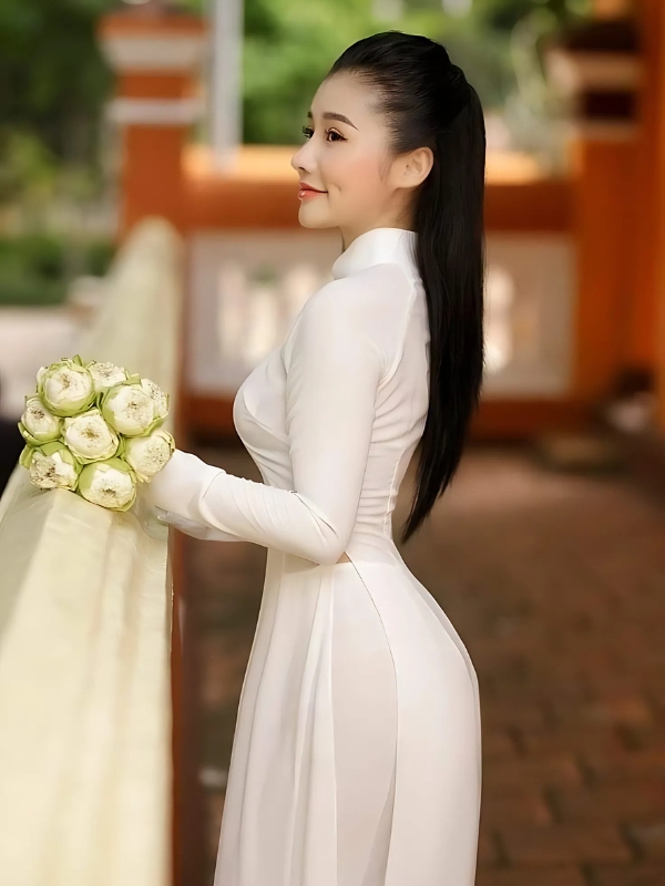 Rạng rỡ bên hoa cưới và áo dài mông to