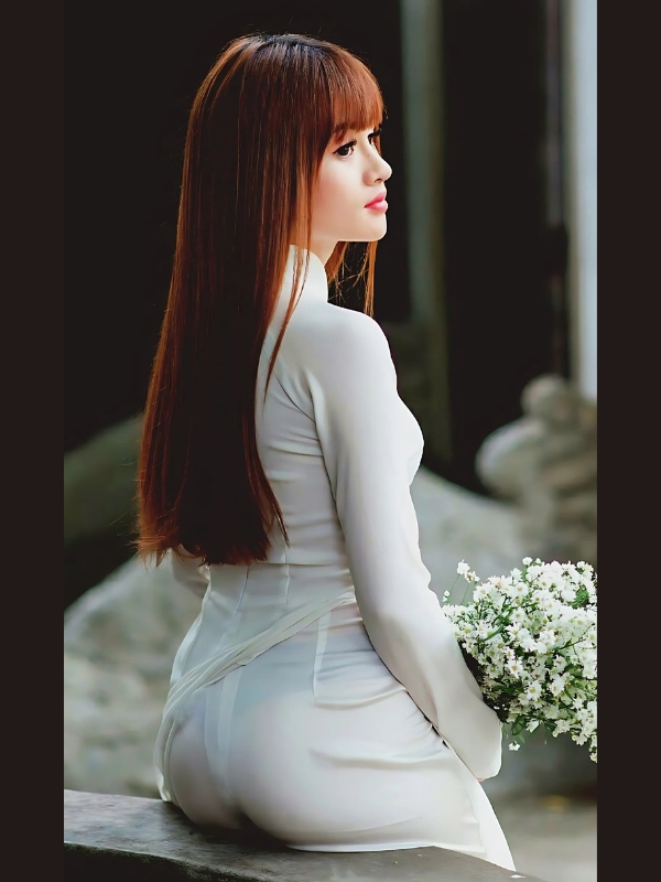 Thiếu nữ tóc đỏ với áo dài mông to