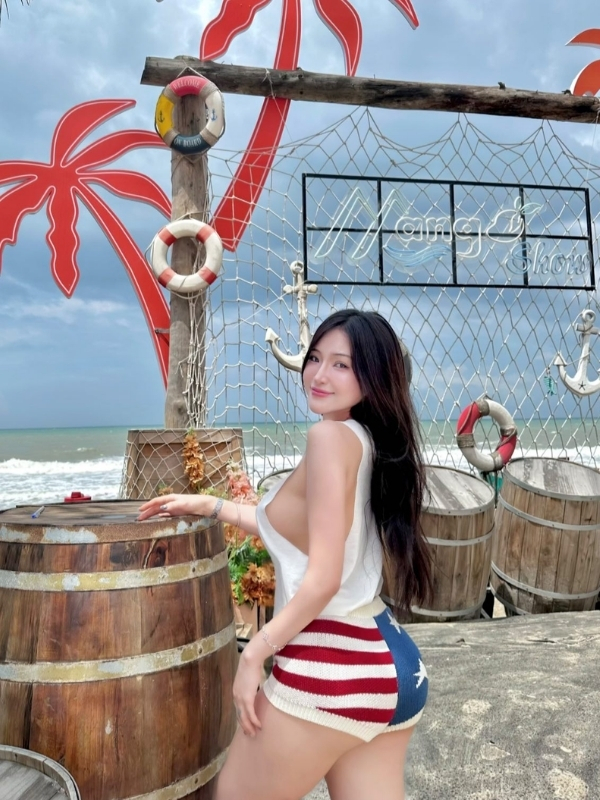 Bảo Trân khoe vòng 1 to tròn căng đét giữa nắng biển