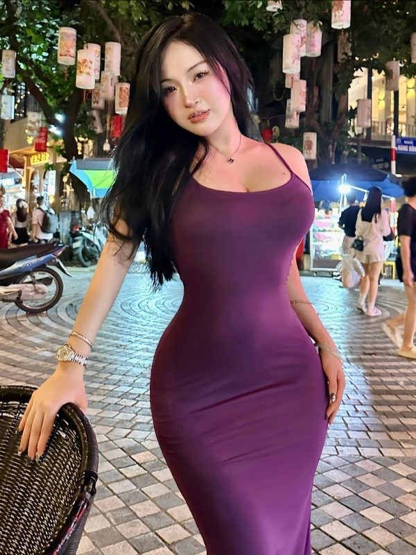 Đường cong chuẩn mực trong chiếc váy tím ôm sát