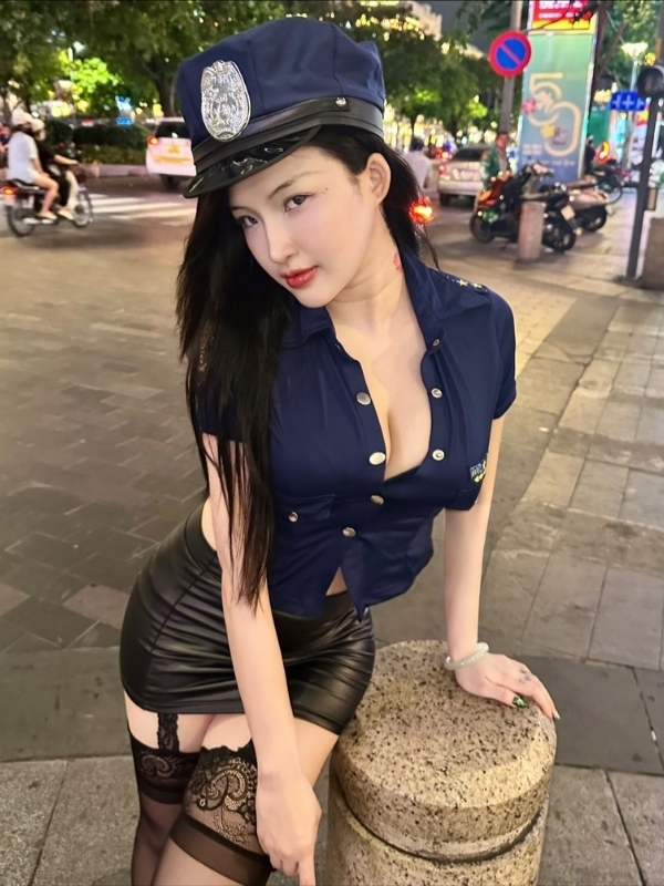 Thần thái nóng bỏng, dáng pose hút mắt