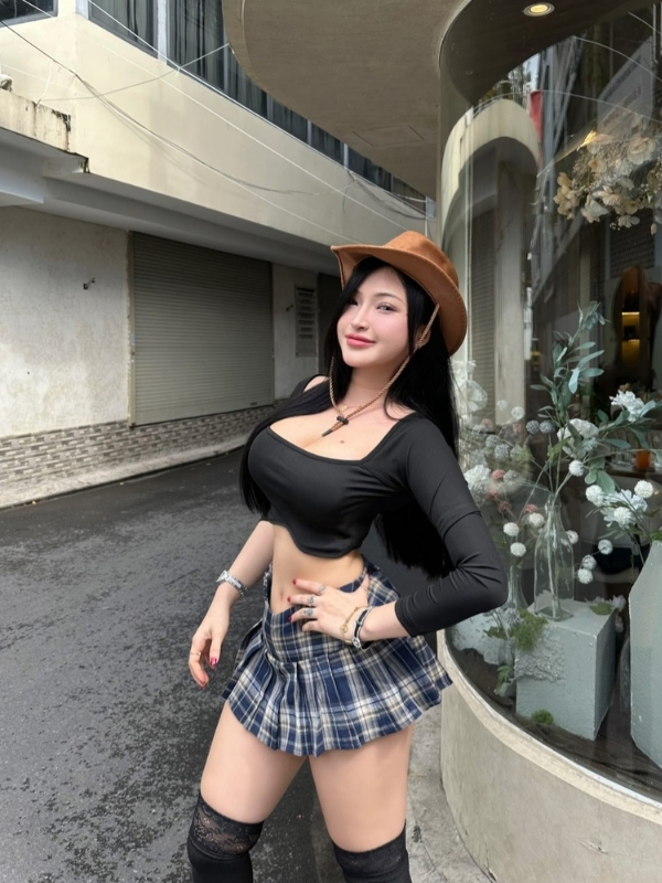 Trang phục học đường gợi cảm, thần thái cá tính