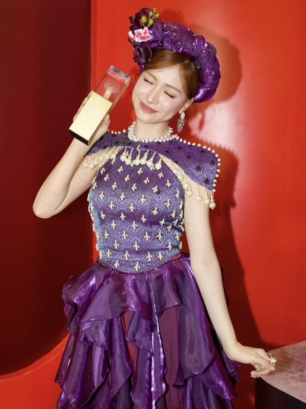 Ca sĩ Hòa Minzy đáng yêu trong bộ váy tím rực rỡ