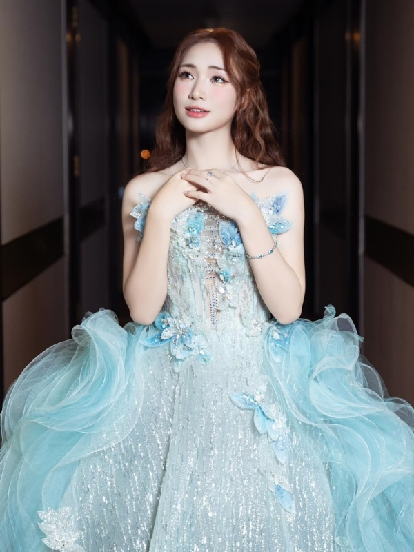 Hòa Minzy đẹp dịu dàng trong váy xanh công chúa