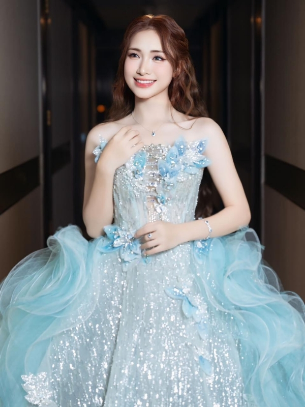 Ca sĩ Hòa Minzy tỏa sáng trong bộ váy xanh lộng lẫy