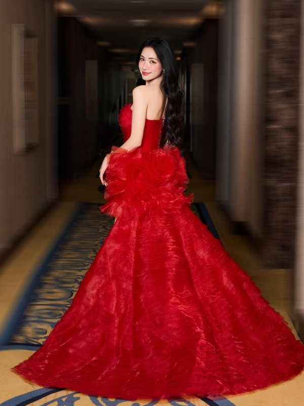 Ca sĩ Hòa Minzy quyến rũ với váy đỏ nổi bật