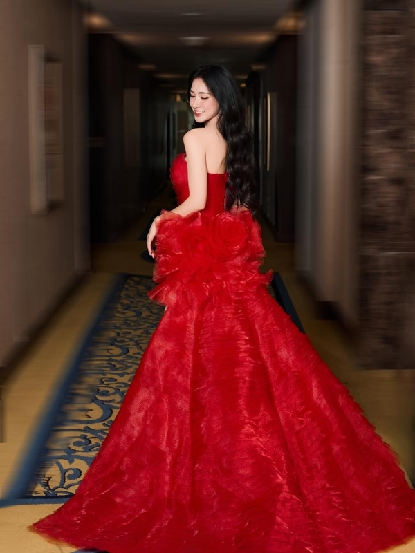 Vẻ đẹp sang trọng của Hòa Minzy trong váy dạ hội đỏ