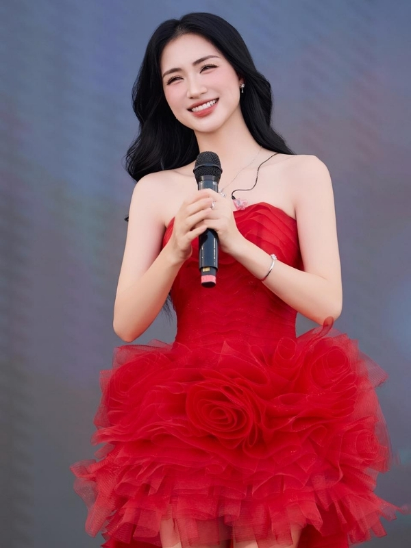 Hòa Minzy rạng ngời khi trình diễn trong váy đỏ
