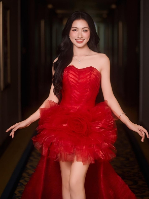 Ca sĩ Hòa Minzy duyên dáng trong váy đỏ trẻ trung