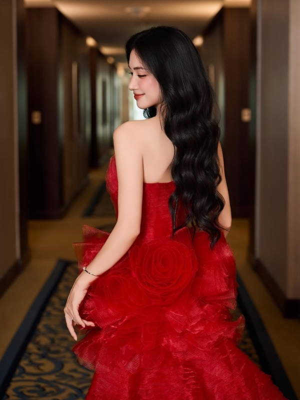 Hòa Minzy tạo dáng cuốn hút trong trang phục váy đỏ