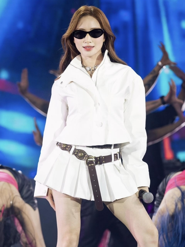 Hòa Minzy diện váy trắng gợi cảm trên sân khấu