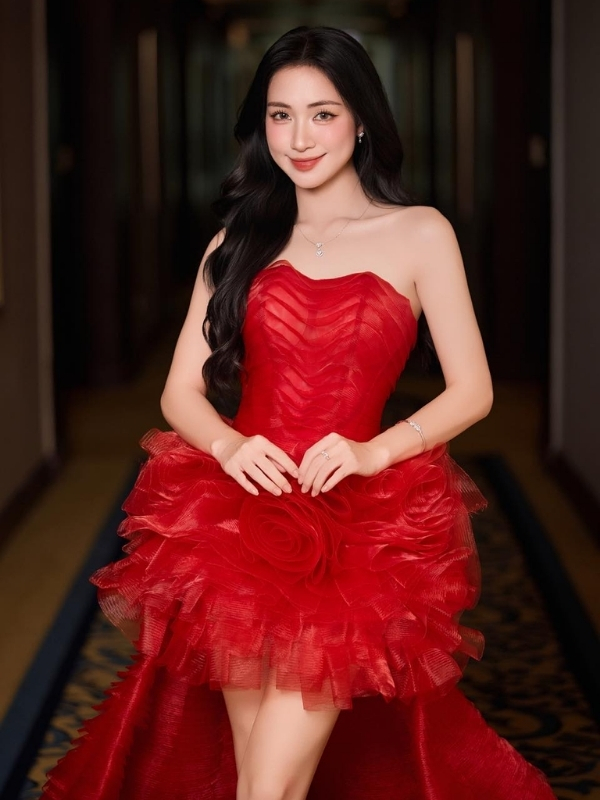 Ca sĩ Hòa Minzy quyến rũ trong váy đỏ ánh rực