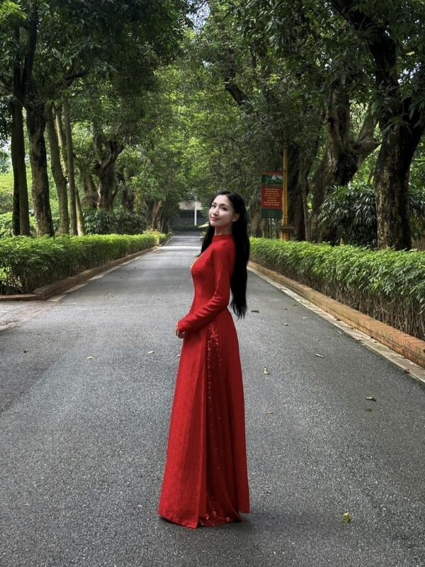 Hòa Minzy dịu dàng trong tà áo dài đỏ trên phố