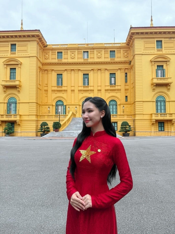 Ca sĩ Hòa Minzy duyên dáng trong áo dài đỏ truyền thống