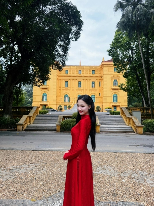 Hòa Minzy thanh lịch trong tà áo dài thướt tha