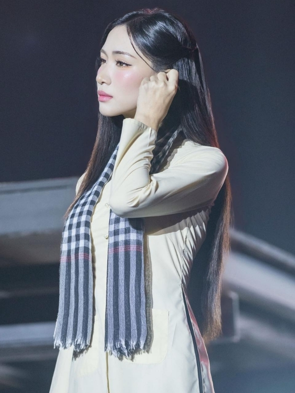 Ca sĩ Hòa Minzy giản dị mà vẫn đầy thu hút