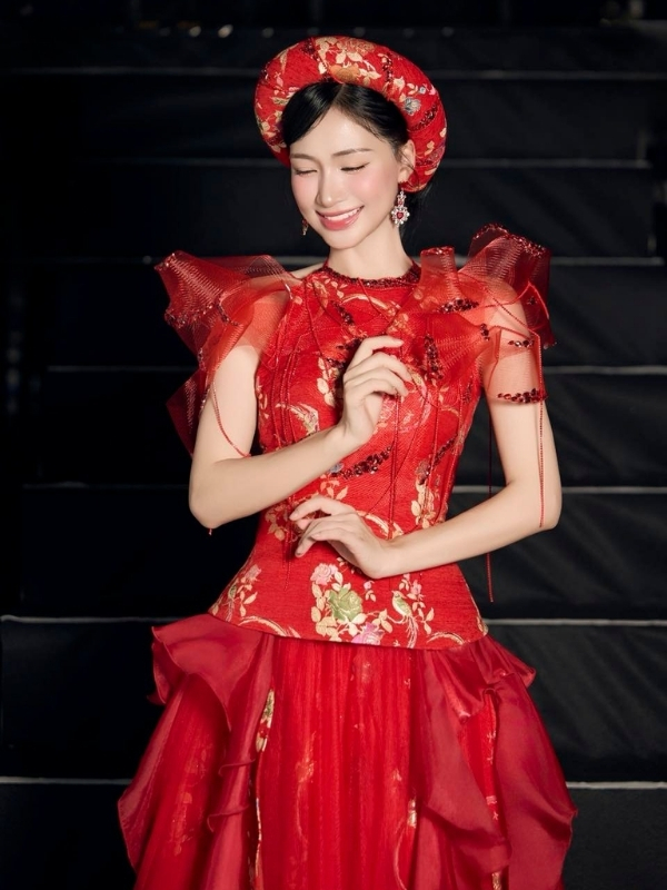 Ca sĩ Hòa Minzy duyên dáng trên sân khấu biểu diễn