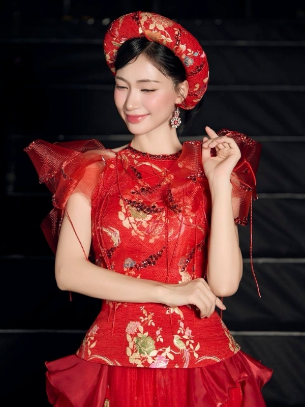 Vẻ đẹp tinh khôi của Hòa Minzy trong áo dài đỏ