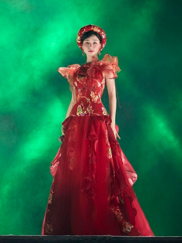 Hòa Minzy lộng lẫy trong váy đỏ khi biểu diễn
