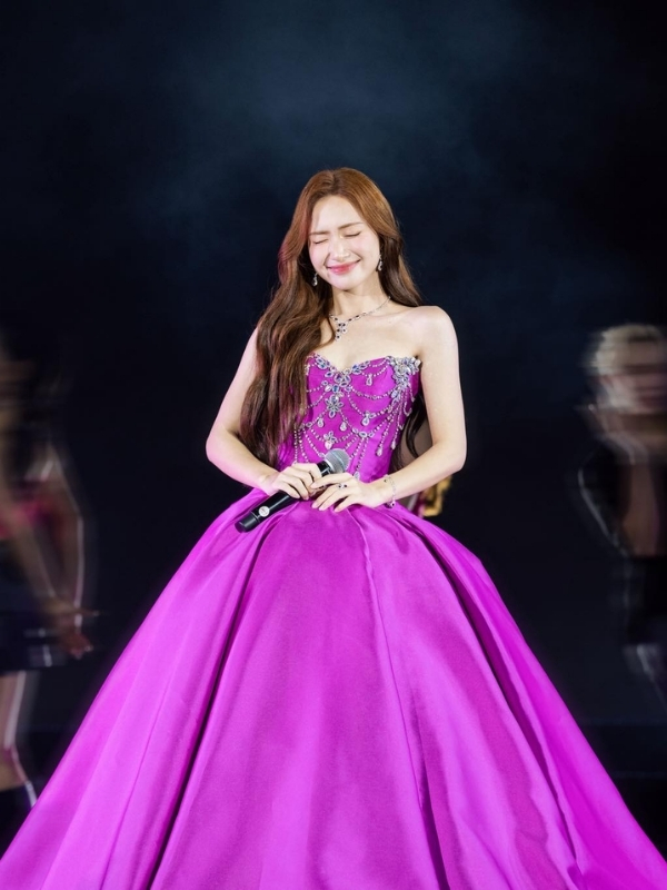 Ca sĩ Hòa Minzy xinh đẹp trong váy tím nổi bật