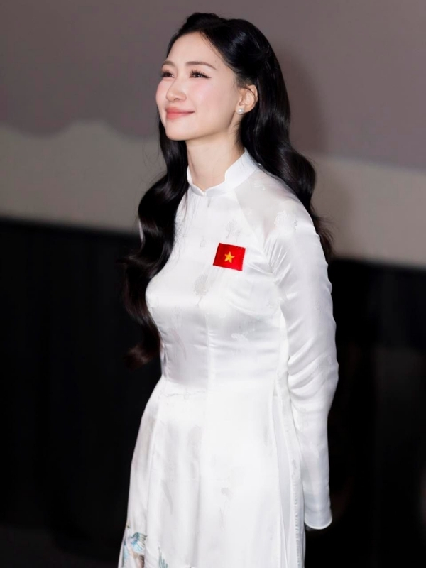 Ca sĩ Hòa Minzy đẹp thanh lịch trong áo dài trắng