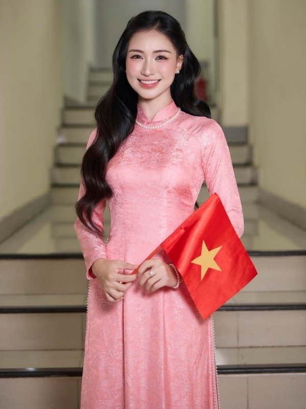 Hòa Minzy duyên dáng cùng tà áo dài hồng nhẹ nhàng