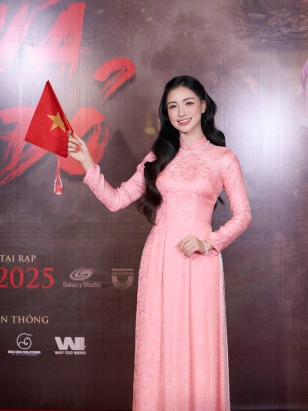 Ca sĩ Hòa Minzy tươi tắn với tà áo dài truyền thống