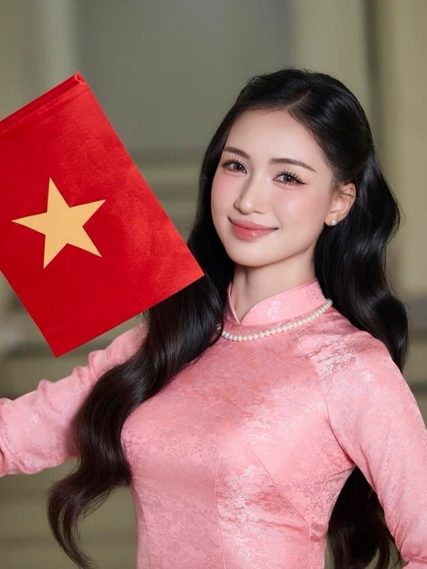 Vẻ đẹp tự hào của Hòa Minzy trong tà áo dài Việt