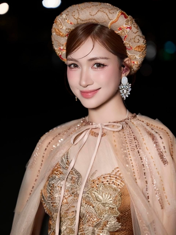 Hòa Minzy quý phái trong bộ áo dài dát vàng