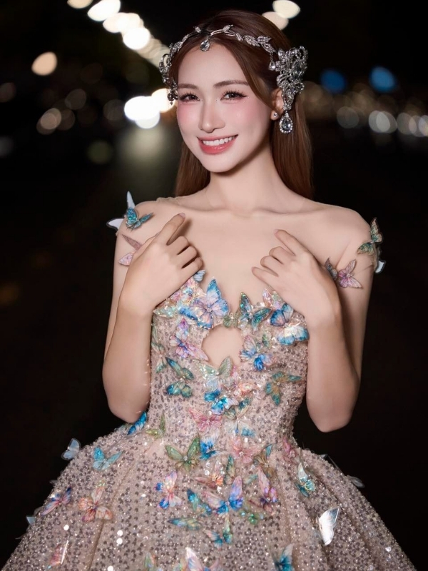 Ca sĩ Hòa Minzy rạng ngời trong váy ánh kim lấp lánh