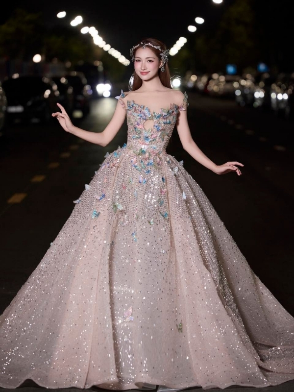 Hòa Minzy lộng lẫy trong bộ váy công chúa dạ hội