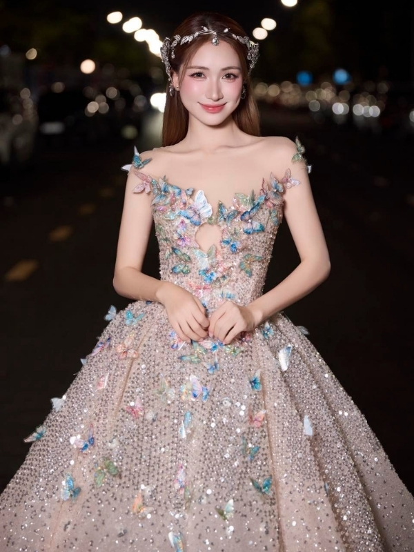 Ca sĩ Hòa Minzy xinh đẹp trong váy công chúa lấp lánh