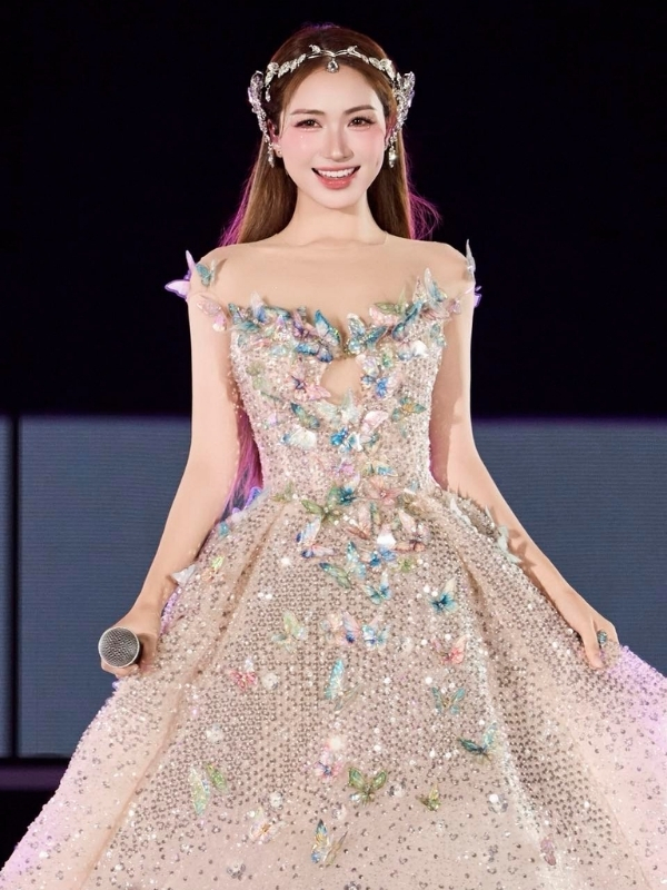 Hòa Minzy lộng lẫy với bộ váy ánh ngọc trai sang trọng