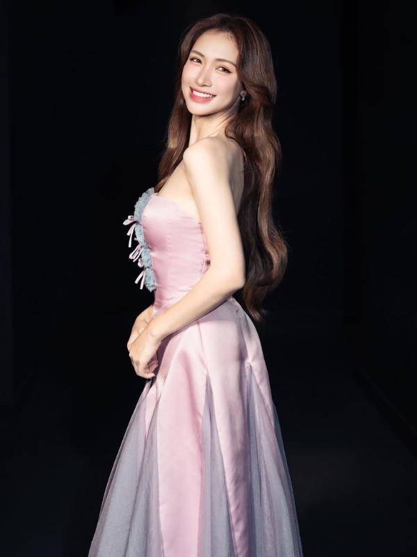 Ca sĩ Hòa Minzy dịu dàng trong váy hồng thướt tha