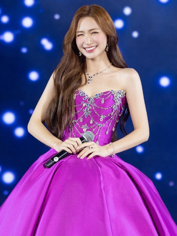 Nét cuốn hút của Hòa Minzy trong bộ váy công chúa