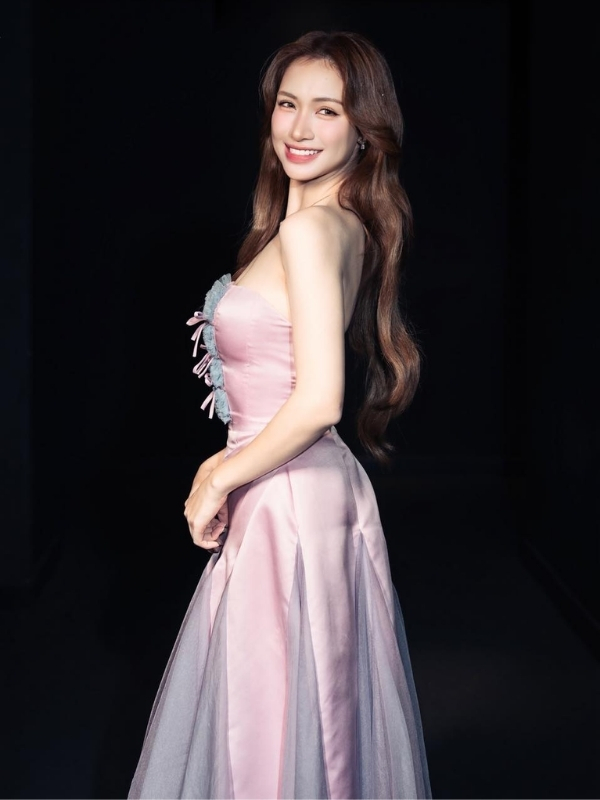 Hòa Minzy duyên dáng khoe nét đẹp thanh lịch cuốn hút