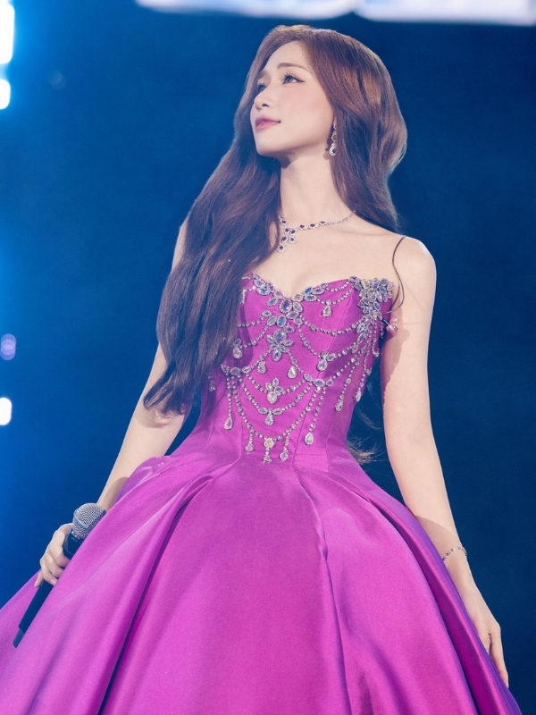 Ca sĩ Hòa Minzy lộng lẫy với váy dạ hội ánh tím